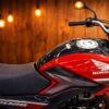 Honda Shine 125 बाइक प्रीमियम वुडन और बल्ब लाइट बैकग्राउंड के साथ