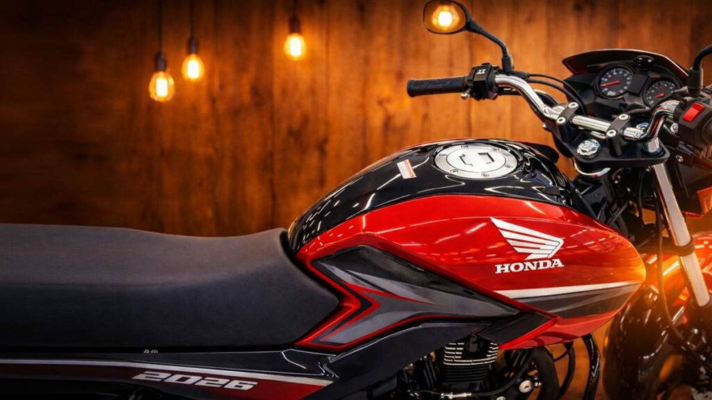 Honda Shine 125 बाइक प्रीमियम वुडन और बल्ब लाइट बैकग्राउंड के साथ
