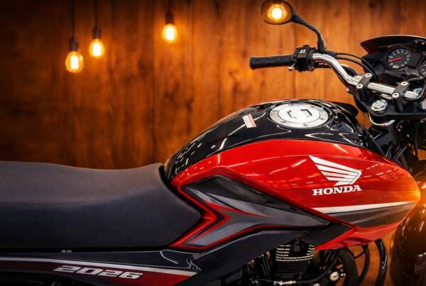 Honda Shine 125 बाइक प्रीमियम वुडन और बल्ब लाइट बैकग्राउंड के साथ