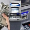 ATM से पैसे निकालते हुए व्यक्ति और भारतीय करेंसी नोट, ATM चार्ज अपडेट 2026