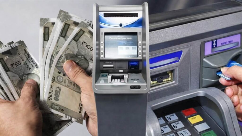 ATM से पैसे निकालते हुए व्यक्ति और भारतीय करेंसी नोट, ATM चार्ज अपडेट 2026