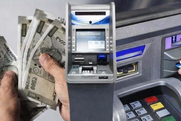 ATM से पैसे निकालते हुए व्यक्ति और भारतीय करेंसी नोट, ATM चार्ज अपडेट 2026