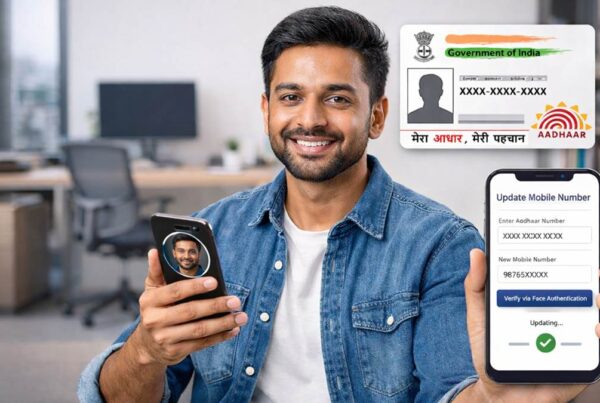 Aadhaar Face Authentication से बैंक मोबाइल नंबर अपडेट करते हुए व्यक्ति मोबाइल ऐप के जरिए