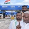 बोकारो स्टील प्लांट गेट के सामने विस्थापितों के मुद्दे पर बोलते चंपाई सोरेन