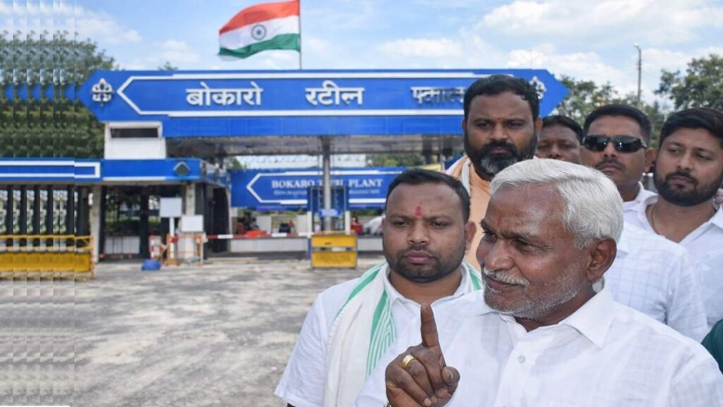 बोकारो स्टील प्लांट गेट के सामने विस्थापितों के मुद्दे पर बोलते चंपाई सोरेन
