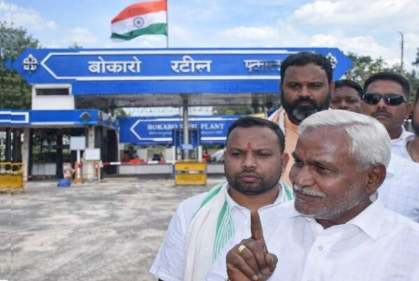 बोकारो स्टील प्लांट गेट के सामने विस्थापितों के मुद्दे पर बोलते चंपाई सोरेन