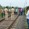 बोकारो में रेलवे ट्रैक पर जांच करती पुलिस और मौके पर मौजूद स्थानीय लोग
